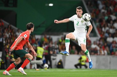 Lizbon, Portekiz. 11 Ekim 2025. Seamus Coleman, Portekiz 'de oynanan FIFA Dünya Kupası 2026 elemeleri için İrlanda maçında Lizbon' daki Estadio Jose Alvalade 'de mücadele etti.. 