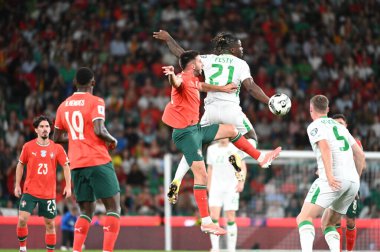 Lizbon, Portekiz. 11 Ekim 2025. Festy Ebosele, Portekiz 'de oynanan FIFA Dünya Kupası 2026 elemelerinde Lizbon' daki Estadio Jose Alvalade 'de İrlanda' ya karşı top sürerken öne geçti.. 