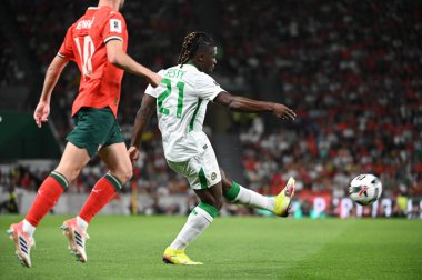 Lizbon, Portekiz. 11 Ekim 2025. Festy Ebosele, Portekiz 'de oynanan FIFA Dünya Kupası 2026 elemeleri için İrlanda maçında Lizbon' daki Estadio Jose Alvalade 'de mücadele etti..