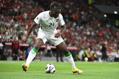 Lizbon, Portekiz. 11 Ekim 2025. Festy Ebosele, Portekiz 'de oynanan FIFA Dünya Kupası 2026 elemeleri için İrlanda maçında Lizbon' daki Estadio Jose Alvalade 'de mücadele etti.. 