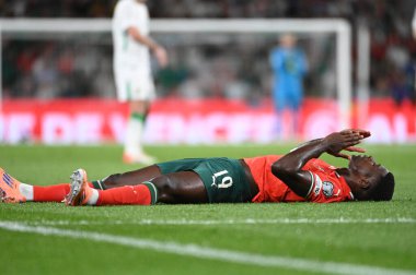 Lizbon, Portekiz. 11 Ekim 2025. Portekiz 'in Nuno Mendes defansı, Portekiz' de oynanan FIFA Dünya Kupası 2026 elemelerinde İrlanda karşısında faul yaptı.. 