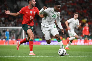 Lizbon, Portekiz. 11 Ekim 2025. Portekiz 'deki FIFA Dünya Kupası 2026 elemelerinde Portekiz' e karşı Portekiz 'in Gonalo Incio savunucusu karşısında İrlanda' dan Chiedozie Ogbene Lizbon 'daki Estadio Jose Alvalade' de forma giydi..