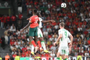 Lizbon, Portekiz. 11 Ekim 2025. Portekiz 'in Nuno Mendes savunucusu, Portekiz' de oynanan FIFA Dünya Kupası 2026 elemeleri için İrlanda karşısında Lizbon 'daki Estadio Jose Alvalade' de top sürüyor.. 