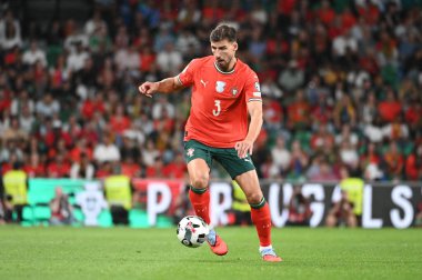 Lizbon, Portekiz. 11 Ekim 2025. Portekiz 'in Portekiz savunucusu Rben Dias, 2026 FIFA Dünya Kupası elemeleri için Lizbon' daki Estadio Jose Alvalade 'de İrlanda' ya karşı mücadele ediyor.. 