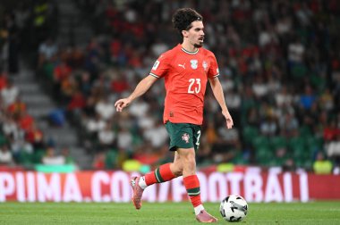 Lizbon, Portekiz. 11 Ekim 2025. Portekiz 'in Vitinha orta saha oyuncusu, Lizbon' daki Estadio Jose Alvalade 'de oynanan FIFA Dünya Kupası 2026 elemeleri için İrlanda' ya karşı mücadele ediyor.. 