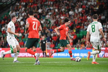 Lizbon, Portekiz. 11 Ekim 2025. Portekiz 'in Vitinha orta saha oyuncusu, Lizbon' daki Estadio Jose Alvalade 'de oynanan FIFA Dünya Kupası 2026 elemeleri için İrlanda' ya karşı mücadele ediyor.. 