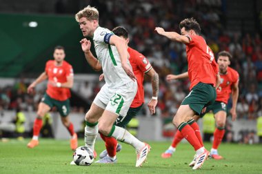 Lizbon, Portekiz. 11 Ekim 2025. Lizbon 'daki Estadio Jose Alvalade' de oynanan FIFA Dünya Kupası 2026 elemeleri için Portekiz maçında İrlanda 'yı savunan Nathan Collins. 