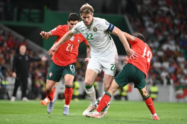 Lizbon, Portekiz. 11 Ekim 2025. İrlanda 'nın Nathan Collins savunucusu Portekiz' in Bernardo Silva orta saha oyuncusunu Portekiz 'deki FIFA Dünya Kupası 2026 elemelerinde Lizbon' daki Estadio Jose Alvalade 'de geçti.. 