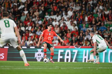 Lizbon, Portekiz. 11 Ekim 2025. Portekiz 'in Vitinha orta saha oyuncusu, Lizbon' daki Estadio Jose Alvalade 'de oynanan FIFA Dünya Kupası 2026 elemeleri için İrlanda' ya karşı mücadele ediyor.. 
