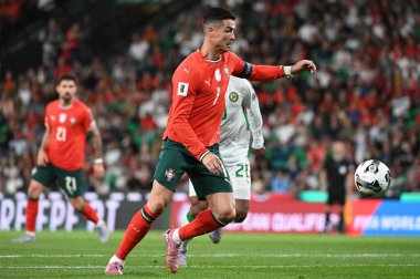 Lizbon, Portekiz. 11 Ekim 2025. Portekiz 'den Cristiano Ronaldo, Lizbon' daki Estadio Jose Alvalade 'de oynanan FIFA Dünya Kupası 2026 elemelerinde İrlanda' ya karşı mücadele ediyor.. 