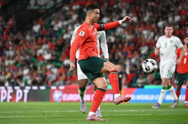 Lizbon, Portekiz. 11 Ekim 2025. Portekiz 'den Cristiano Ronaldo, Lizbon' daki Estadio Jose Alvalade 'de oynanan FIFA Dünya Kupası 2026 elemelerinde İrlanda' ya karşı mücadele ediyor..