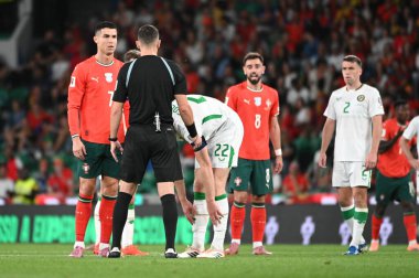 Lizbon, Portekiz. 11 Ekim 2025. Maçın hakemi Ivan Kruliak (SVK), Portekiz 'de oynanan FIFA Dünya Kupası 2026 elemelerinde Lizbon' daki Estadio Jose Alvalade 'de İrlanda karşısında oyuncuyu uyardı.. 