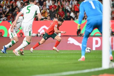 Lizbon, Portekiz. 11 Ekim 2025. Portekiz 'in Pedro Neto forveti, Portekiz' de oynanan FIFA Dünya Kupası 2026 elemelerinde İrlanda karşısında Lizbon 'daki Estadio Jose Alvalade' de mücadele etti.. 