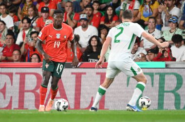 Lizbon, Portekiz. 11 Ekim 2025. Portekiz 'in Nuno Mendes savunucusu Portekiz' deki Estadio Jose Alvalade 'de oynanan FIFA Dünya Kupası 2026 elemelerinde İrlanda' ya karşı İrlanda 'nın Seamus Coleman' a karşı savunucusu.. 