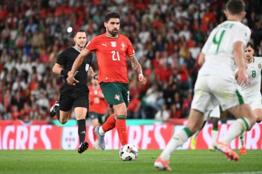 Lizbon, Portekiz. 11 Ekim 2025. Portekiz 'in Rben Neves orta saha oyuncusu, Portekiz' de oynanan FIFA Dünya Kupası 2026 elemeleri için İrlanda 'ya karşı Lizbon' daki Estadio Jose Alvalade 'de mücadele ediyor.. 