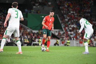 Lizbon, Portekiz. 11 Ekim 2025. Portekiz 'in Portekiz savunucusu Rben Dias, 2026 FIFA Dünya Kupası elemeleri için Lizbon' daki Estadio Jose Alvalade 'de İrlanda' ya karşı mücadele ediyor.. 
