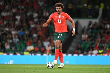 Lizbon, Portekiz. 11 Ekim 2025. Portekiz 'in Renato Veiga savunucusu, 2026 FIFA Dünya Kupası elemeleri için Lizbon' daki Estadio Jose Alvalade 'de İrlanda' ya karşı mücadele ediyor.. 