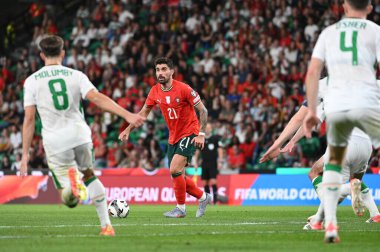 Lizbon, Portekiz. 11 Ekim 2025. Portekiz 'in Rben Neves orta saha oyuncusu, Portekiz' de oynanan FIFA Dünya Kupası 2026 elemeleri için İrlanda 'ya karşı Lizbon' daki Estadio Jose Alvalade 'de mücadele ediyor.. 