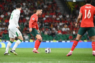 Lizbon, Portekiz. 11 Ekim 2025. Portekiz 'den Cristiano Ronaldo, Lizbon' daki Estadio Jose Alvalade 'de oynanan FIFA Dünya Kupası 2026 elemelerinde İrlanda' ya karşı mücadele ediyor.. 