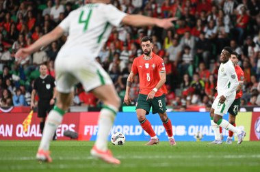 Lizbon, Portekiz. 11 Ekim 2025. Portekizli Bruno Fernandes, Portekiz 'de oynanan FIFA Dünya Kupası 2026 elemelerinde İrlanda karşısında Lizbon' daki Estadio Jose Alvalade 'de mücadele etti.. 