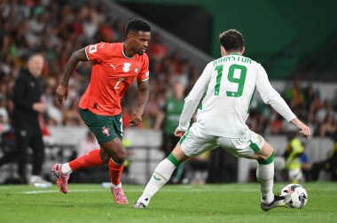 Lizbon, Portekiz. 11 Ekim 2025. Portekiz 'in Nlson Semedo savunucusu İrlanda' dan Mikey Johnston 'a karşı, Portekiz' de oynanan FIFA Dünya Kupası 2026 elemelerinde Lizbon 'daki Estadio Jose Alvalade' de İrlanda 'ya karşı mücadele etti.. 