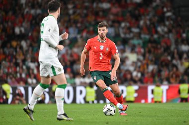 Lizbon, Portekiz. 11 Ekim 2025. Portekiz 'in Portekiz savunucusu Rben Dias, 2026 FIFA Dünya Kupası elemeleri için Lizbon' daki Estadio Jose Alvalade 'de İrlanda' ya karşı mücadele ediyor.. 