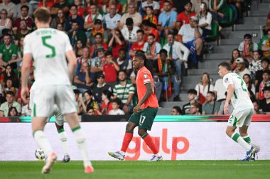 Lizbon, Portekiz. 11 Ekim 2025. Portekiz 'den Rafael Leo, Lizbon' daki Estadio Jose Alvalade 'de oynanan FIFA Dünya Kupası 2026 elemeleri için İrlanda' ya karşı mücadele ediyor..