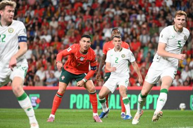 Lizbon, Portekiz. 11 Ekim 2025. Portekiz 'den Cristiano Ronaldo, Lizbon' daki Estadio Jose Alvalade 'de oynanan FIFA Dünya Kupası 2026 elemelerinde İrlanda' ya karşı mücadele ediyor.. 