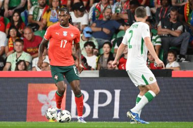 Lizbon, Portekiz. 11 Ekim 2025. Portekiz 'den Rafael Leo, Lizbon' daki Estadio Jose Alvalade 'de oynanan FIFA Dünya Kupası 2026 elemeleri için İrlanda' ya karşı mücadele ediyor.. 