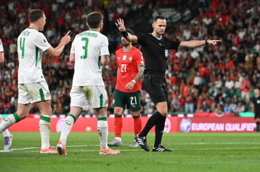 Lizbon, Portekiz. 11 Ekim 2025. Maçın hakemi Ivan Kruliak (SVK), Lizbon 'daki Estadio Jose Alvalade' de oynanan FIFA Dünya Kupası 2026 elemelerinde İrlanda ile oynanan penaltı noktasına işaret ediyor.. 