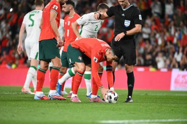 Lizbon, Portekiz. 11 Ekim 2025. Portekiz 'den Cristiano Ronaldo, Lizbon' daki Estadio Jose Alvalade 'de oynanan FIFA Dünya Kupası 2026 elemeleri için Portekiz' e karşı oynanan penaltı vuruşuna hazırlanıyor.. 