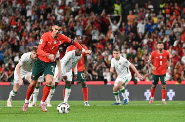 Lizbon, Portekiz. 11 Ekim 2025. Portekiz 'den Cristiano Ronaldo, Lizbon' daki Estadio Jose Alvalade 'de oynanan FIFA Dünya Kupası 2026 elemelerinde İrlanda' ya karşı top atıyor.. 
