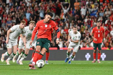 Lizbon, Portekiz. 11 Ekim 2025. Portekiz 'den Cristiano Ronaldo, Lizbon' daki Estadio Jose Alvalade 'de oynanan FIFA Dünya Kupası 2026 elemelerinde İrlanda' ya karşı top atıyor.. 