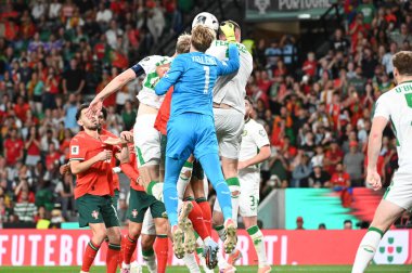 Lizbon, Portekiz. 11 Ekim 2025. Portekiz 'in Diogo Costa kalecisi, Portekiz' de oynanan FIFA Dünya Kupası 2026 elemelerinde topu İrlanda 'ya karşı koruyor.. 