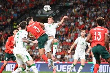 Lizbon, Portekiz. 11 Ekim 2025. Portekiz 'in Portekiz savunucusu Rben Dias, Portekiz' de oynanan FIFA Dünya Kupası 2026 elemelerinde İrlanda 'ya karşı İrlanda' nın Dara OShea savunucusuna karşı Lizbon 'daki Estadio Jose Alvalade' de mücadele etti.. 