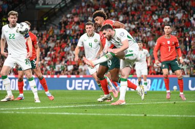 Lizbon, Portekiz. 11 Ekim 2025. Ryan Manning, Portekiz 'deki FIFA Dünya Kupası 2026 elemeleri için Lizbon' daki Estadio Jose Alvalade 'de İrlanda' ya karşı Portekiz 'in Renato Veiga savunucusuna karşı mücadele etti.. 