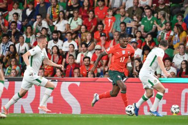 Lizbon, Portekiz. 11 Ekim 2025. Portekiz 'den Rafael Leo, Lizbon' daki Estadio Jose Alvalade 'de oynanan FIFA Dünya Kupası 2026 elemeleri için İrlanda' ya karşı mücadele ediyor.. 