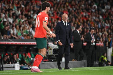 Lizbon, Portekiz. 11 Ekim 2025. Portekiz 'in Roberto Martnez teknik direktörü, Portekiz' de oynanan FIFA Dünya Kupası 2026 elemeleri için İrlanda 'ya karşı Lizbon' daki Estadio Jose Alvalade 'de talimatlar verdi.. 