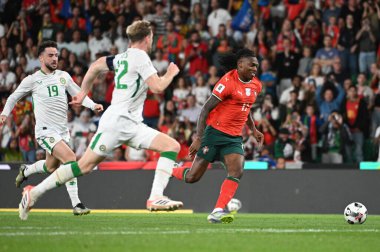 Lizbon, Portekiz. 11 Ekim 2025. Portekiz 'den Rafael Leo, Lizbon' daki Estadio Jose Alvalade 'de oynanan FIFA Dünya Kupası 2026 elemeleri için İrlanda' ya karşı mücadele ediyor.. 