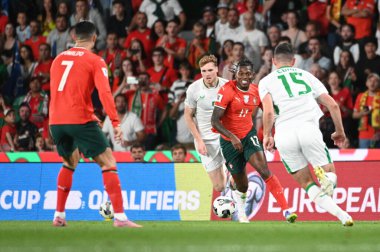 Lizbon, Portekiz. 11 Ekim 2025. Portekiz 'den Rafael Leo, Lizbon' daki Estadio Jose Alvalade 'de oynanan FIFA Dünya Kupası 2026 elemeleri için İrlanda' ya karşı mücadele ediyor.. 
