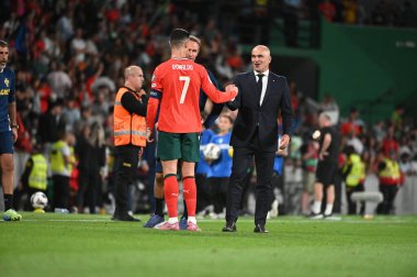 Lizbon, Portekiz. 11 Ekim 2025. Portekiz 'den Cristiano Ronaldo Portekiz' in Portekiz teknik direktörü Roberto Martnez 'in FIFA Dünya Kupası 2026 elemeleri için Lizbon' daki Estadio Jose Alvalade 'de İrlanda' ya karşı oynadığı maçın bitiminden sonra forvete girdi.. 