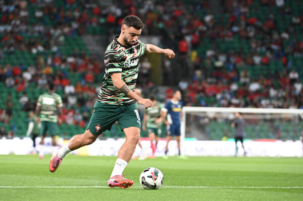 Лиссабон, Португалия. 11 октября 2025 года. Полузащитник Португалии Бруно Фернандес готовится к матчу Португалии против Ирландии на отборочном турнире чемпионата мира 2026 года на стадионе Хосе Алваладе в Лиссабоне. 