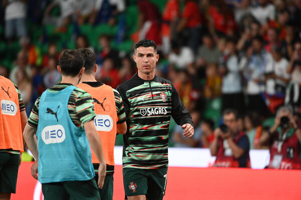 Лиссабон, Португалия. 11 октября 2025 года. Криштиану Роналду из Португалии разогревается перед матчем Португалии против Ирландии на отборочном турнире чемпионата мира 2026 года в Лиссабоне. 