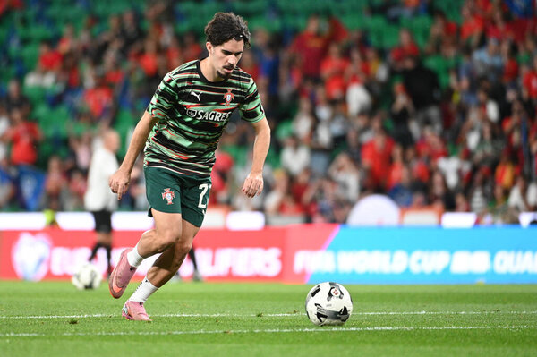 Лиссабон, Португалия. 11 октября 2025 года. Полузащитник Португалии Витинья готовится к матчу Португалии против Ирландии на отборочном турнире чемпионата мира 2026 года на стадионе Хосе Алваладе в Лиссабоне. 