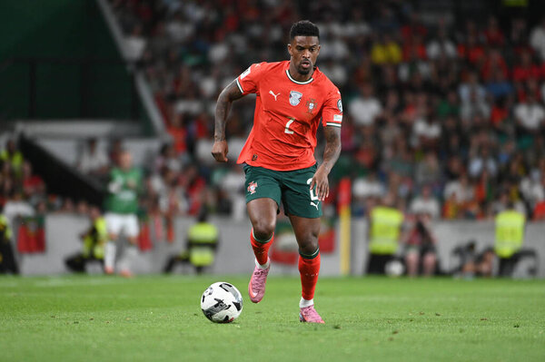 Лиссабон, Португалия. 11 октября 2025 года. Нисон Семедо защитник Португалии во время матча Португалии против Ирландии на отборочном турнире чемпионата мира 2026 года на стадионе Хосе Алваладе в Лиссабоне. 