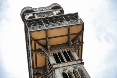 Lizbon, Portekiz. 4 Ekim 2025. Rua Augusta Kemeri, Lizbon şehir merkezindeki ana yaya caddelerinden biri olan Rua Augusta 'da tarihi bir zafer kemeri. Anıt, 1755 depreminden sonra kentin yeniden inşasını kutluyor..