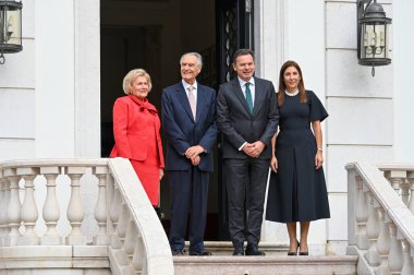 Lizbon, Portekiz. 5 Kasım 2025. Portekiz Başbakanı Luis Karadağ, Lizbon 'daki Resmi Konutta düzenlenen anma töreninde eski Başbakan Anibal Cavaco Silva' yı karşıladı. 