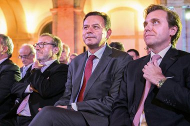 Lizbon, Portekiz. 4 Kasım 2025. Portekiz Başbakanı Luis Montenegro ve konukları Lizbon 'daki Patio da Gale' de düzenlenen Rangel Lojistik Zirvesi 'nin kapanış oturumuna katıldılar.. 