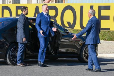 Lizbon, Portekiz. 26 Kasım 2025. Portekiz Cumhurbaşkanı Marcelo Rebelo de Sousa ve Slovakya Devlet Başkanı Peter Pellegrini Lizbon, Portekiz 'deki Palacio de Belem' e yaptıkları ziyarette