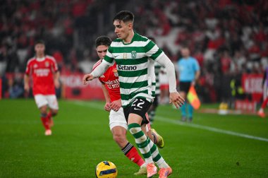 Lizbon, Portekiz. 5 Aralık 2025. Benfica 'da Lizbon' daki Estadio da Luz 'da Portekiz Ligi' nin Sporting CP 'sine karşı Fresneda mücadele ediyor.. 